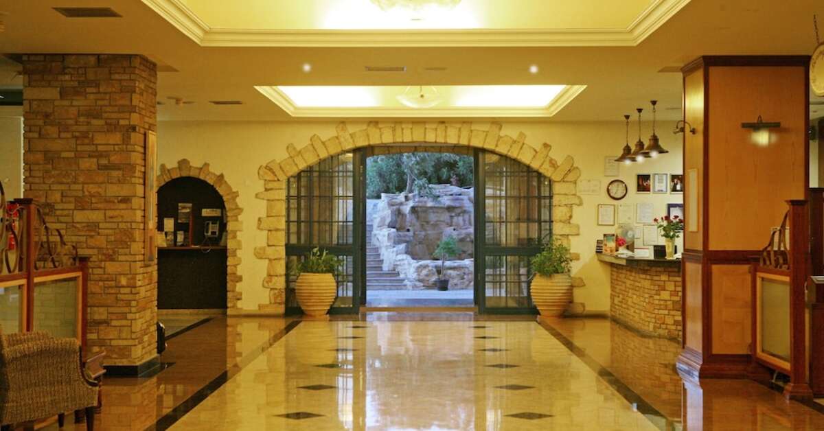Een foto van het interieur van Navarria Hotel