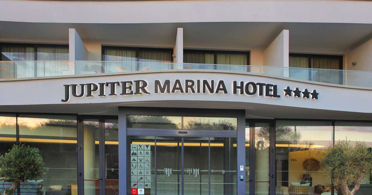 Een foto van de buitenkant van Jupiter Marina Hotel