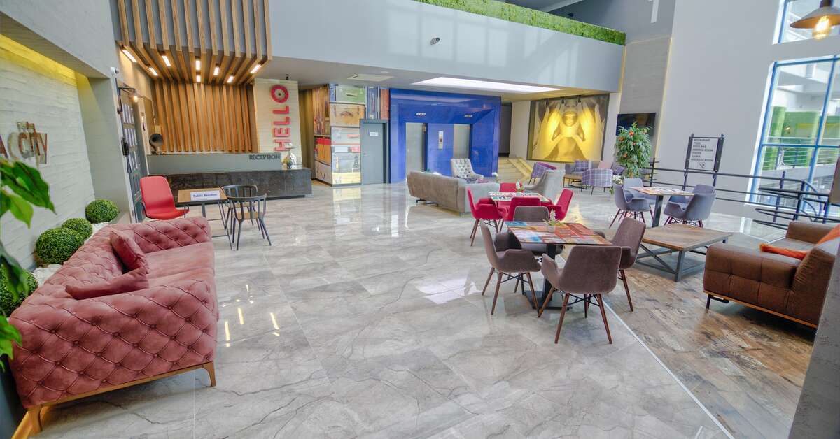 Een foto van het interieur van Ramira City Hotel