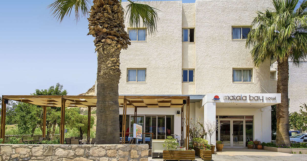 Een foto van de buitenkant van Matala Bay Hotel