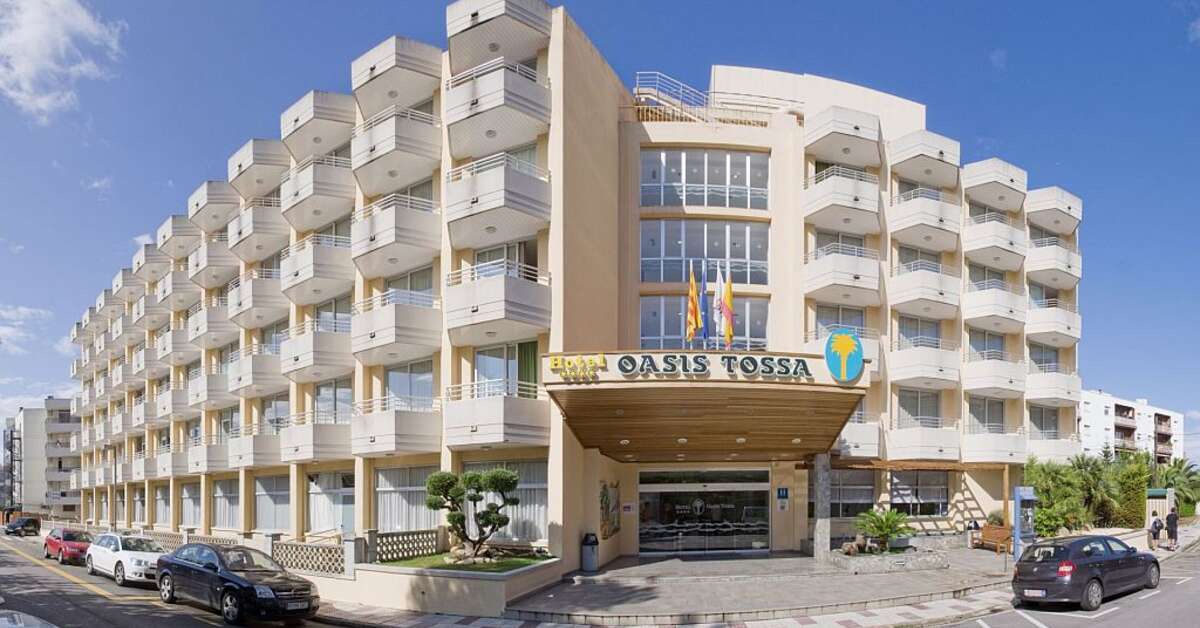 Een foto van de buitenkant van Hotel GHT Oasis Tossa