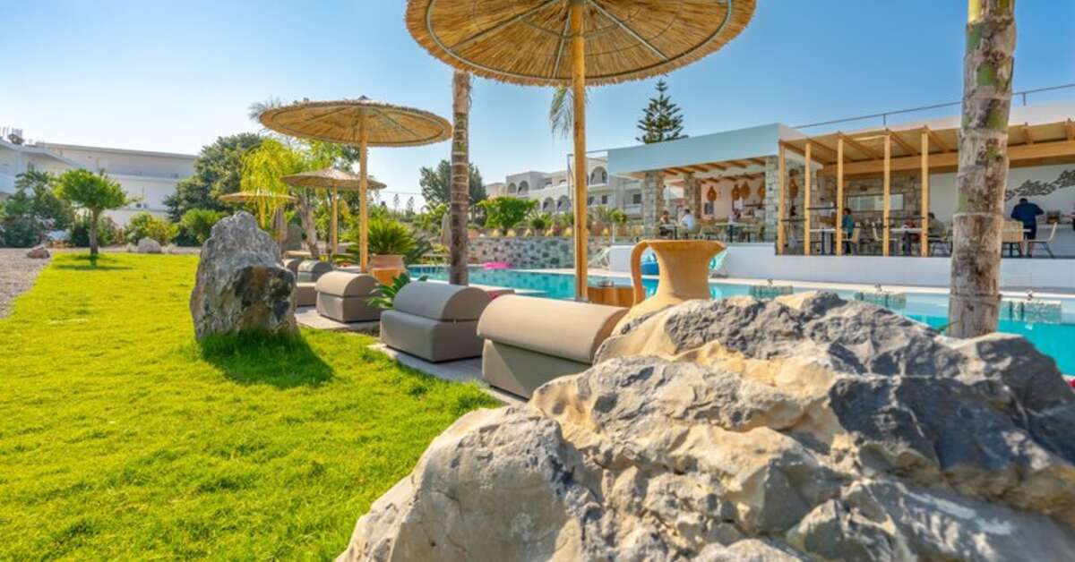 Een foto van het zwembad bij Kouros Home