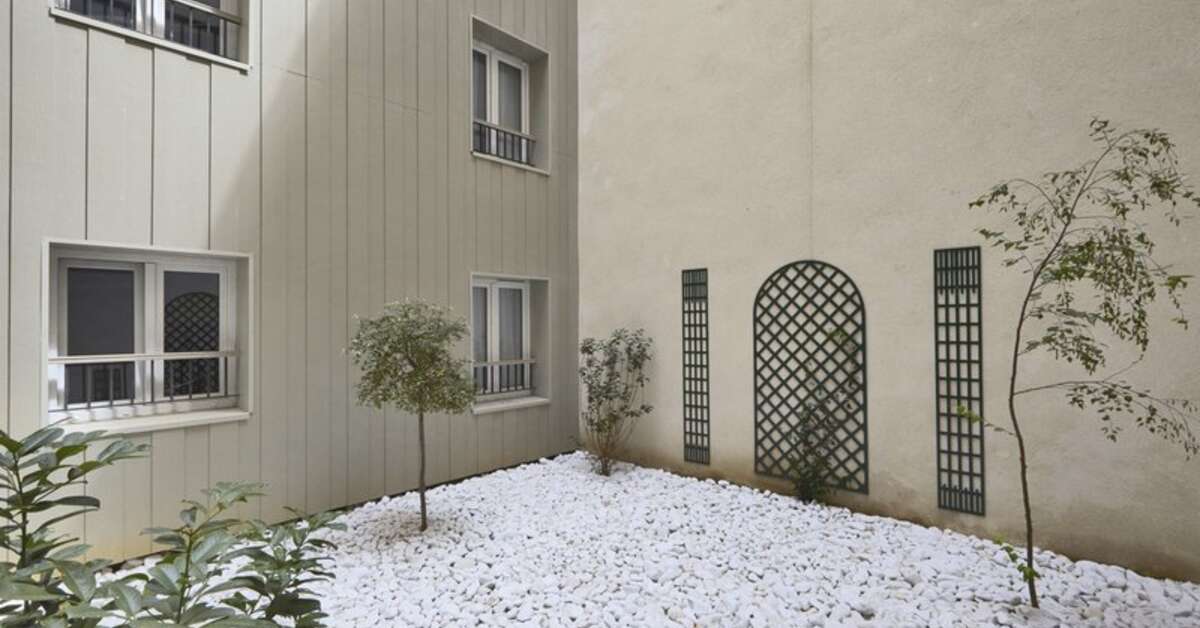 Een foto van de buitenkant van Hotel Kyriad Paris Montmartre