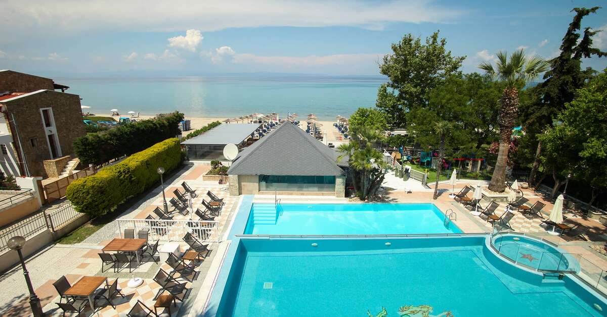 Een foto van het zwembad bij Naias Beach Hotel