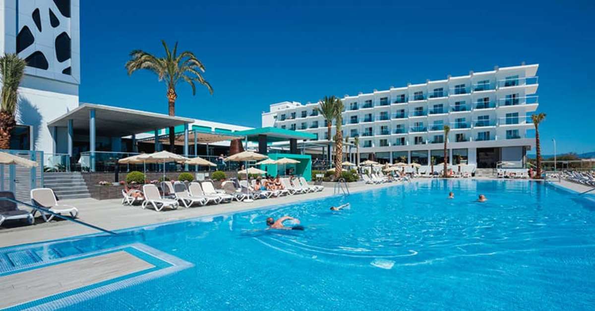 Een foto van het zwembad bij Riu Costa del Sol