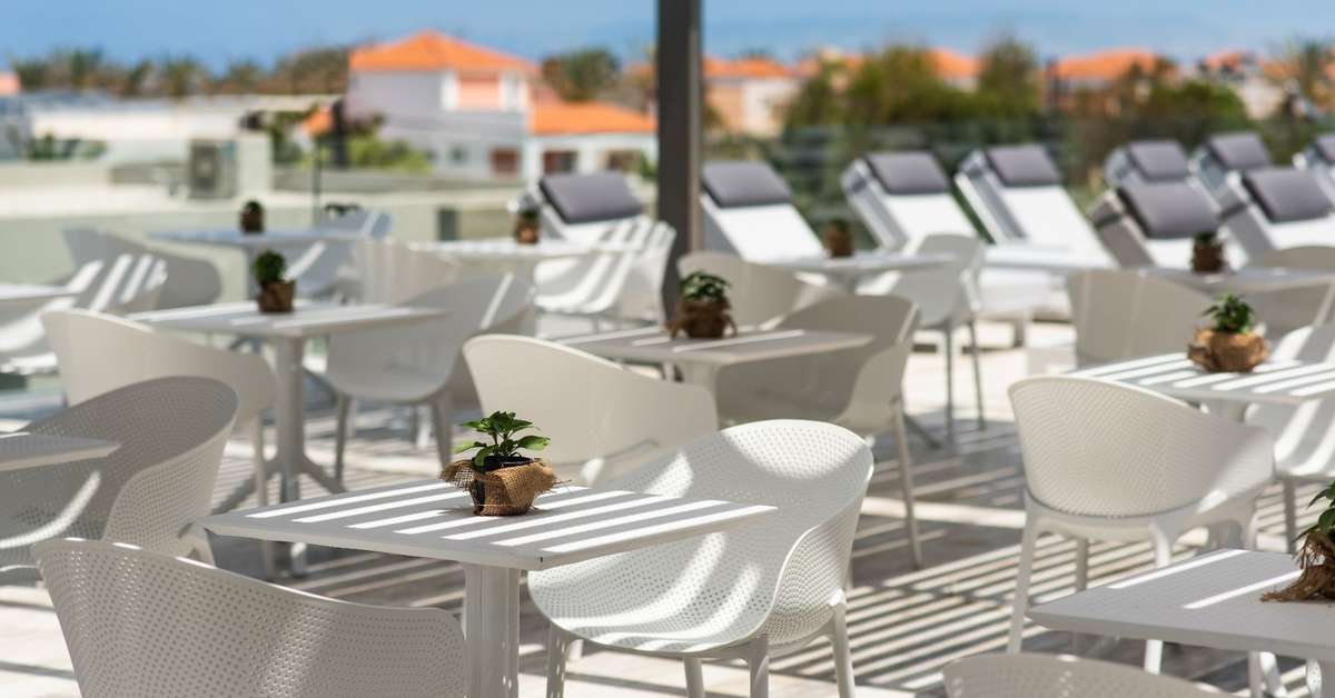 Ein Foto von der Terrasse im Amalthia Beach Resort