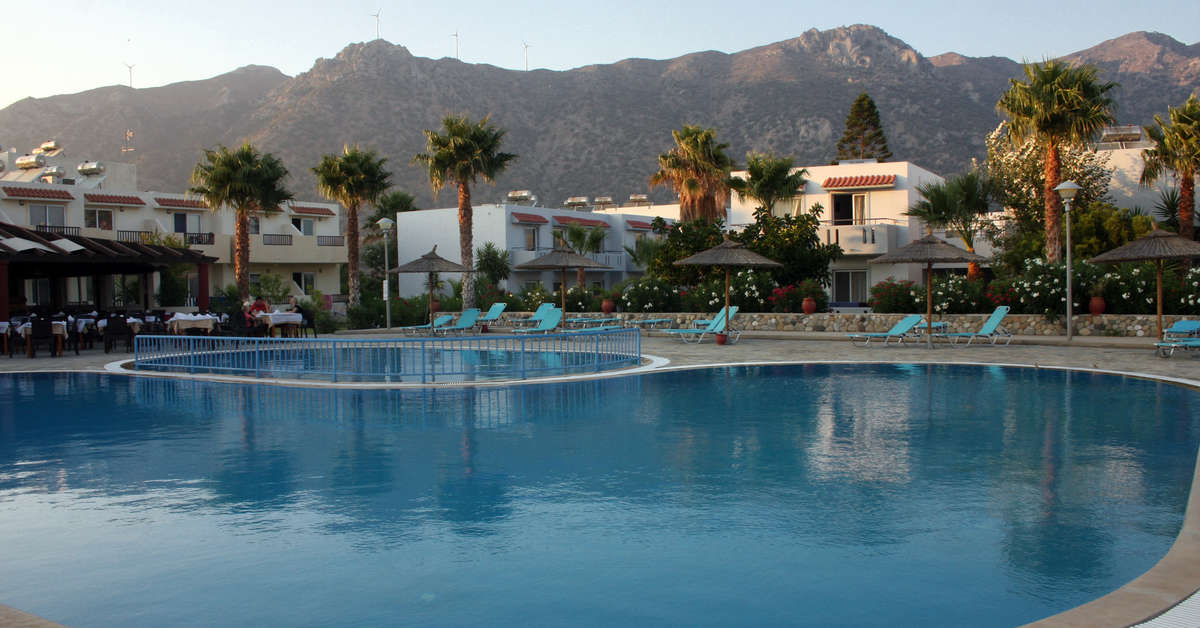 Een foto van het zwembad bij Evripides Village Beach Hotel
