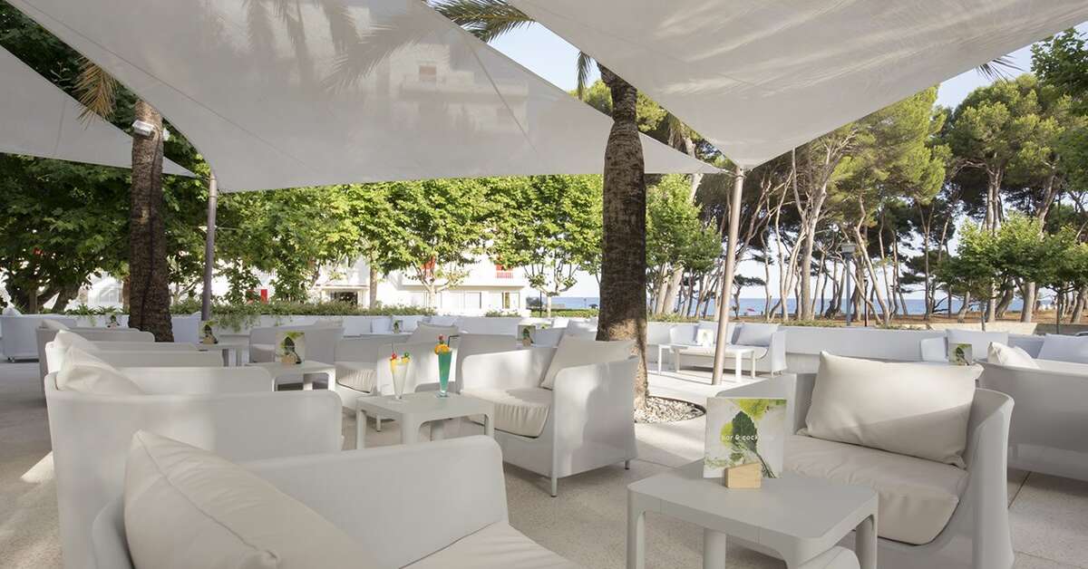 Een foto van het terras bij Hotel Canyamel Park