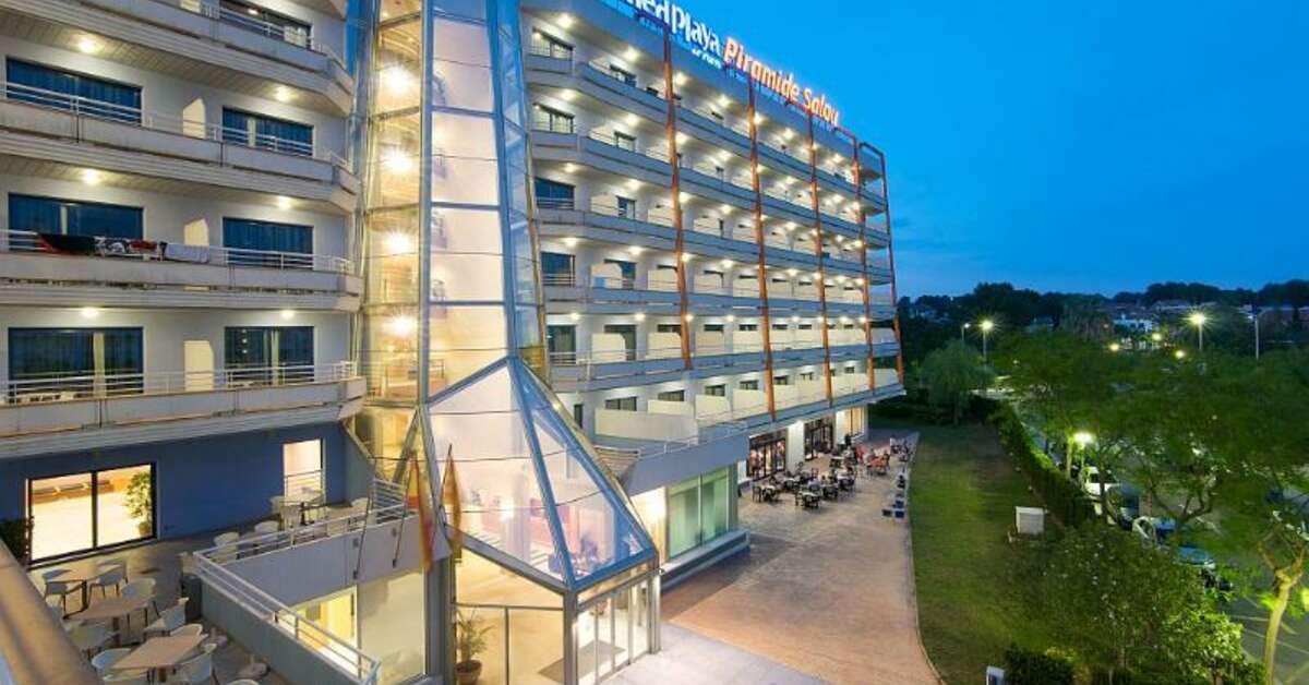 Een foto van de buitenkant van Hotel Piramide Salou