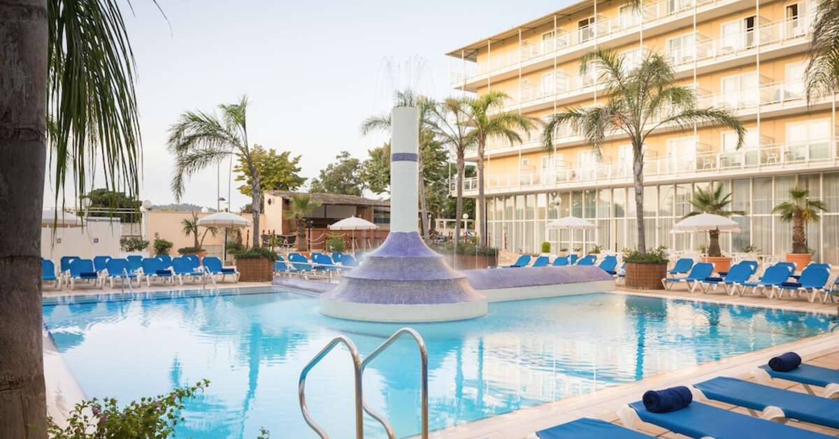Een foto van het zwembad bij H-Top Platja Park