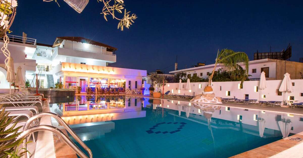 Ein Foto vom Pool im Tinas Plus Hotel