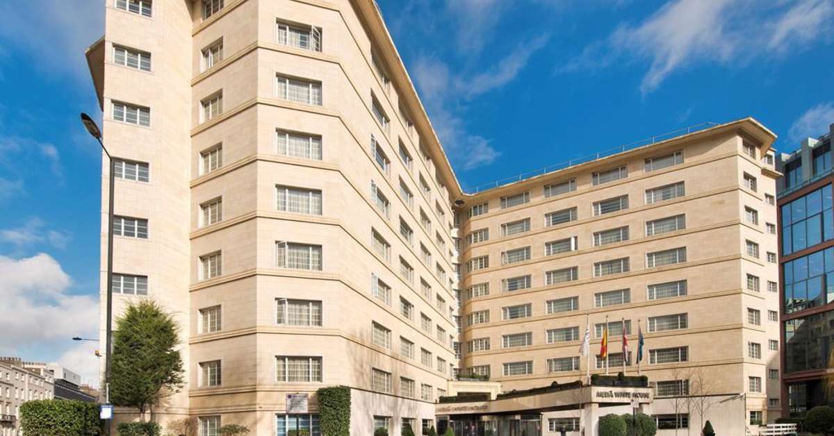 Een foto van de buitenkant van Melia White House