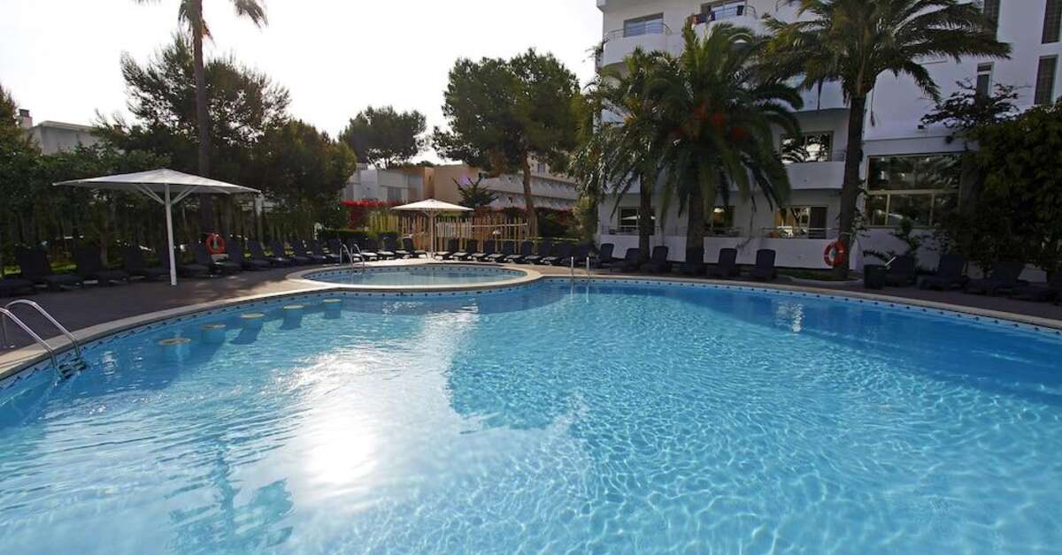 Ein Foto vom Pool im BG Pamplona Hotel