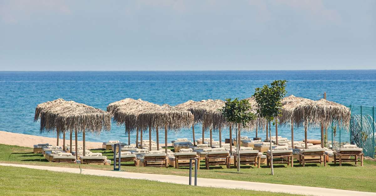 Een foto van het terras bij Kimpton La Mer Resort & Spa