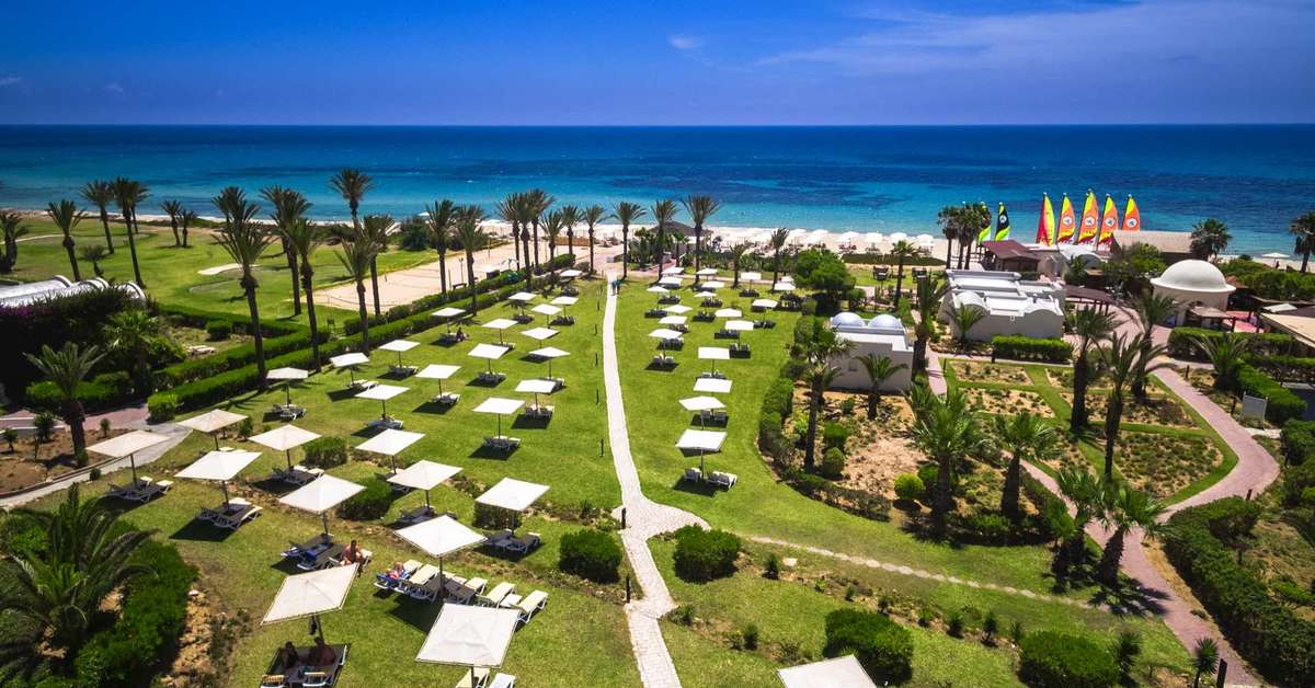 Een foto van het terras bij Delfino Beach Resort & Spa