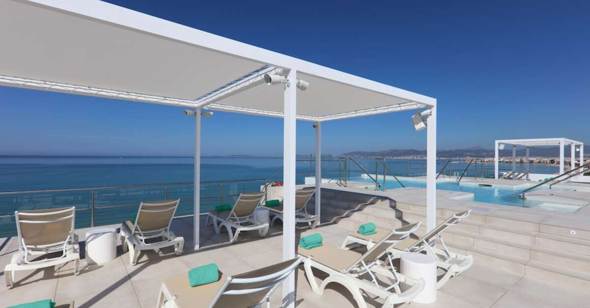Een foto van het terras bij Iberostar Waves Bahia de Palma