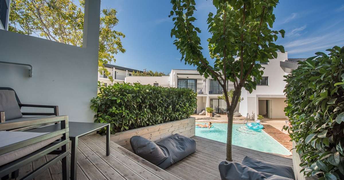Een foto van het terras bij Aqua Bay Hotel
