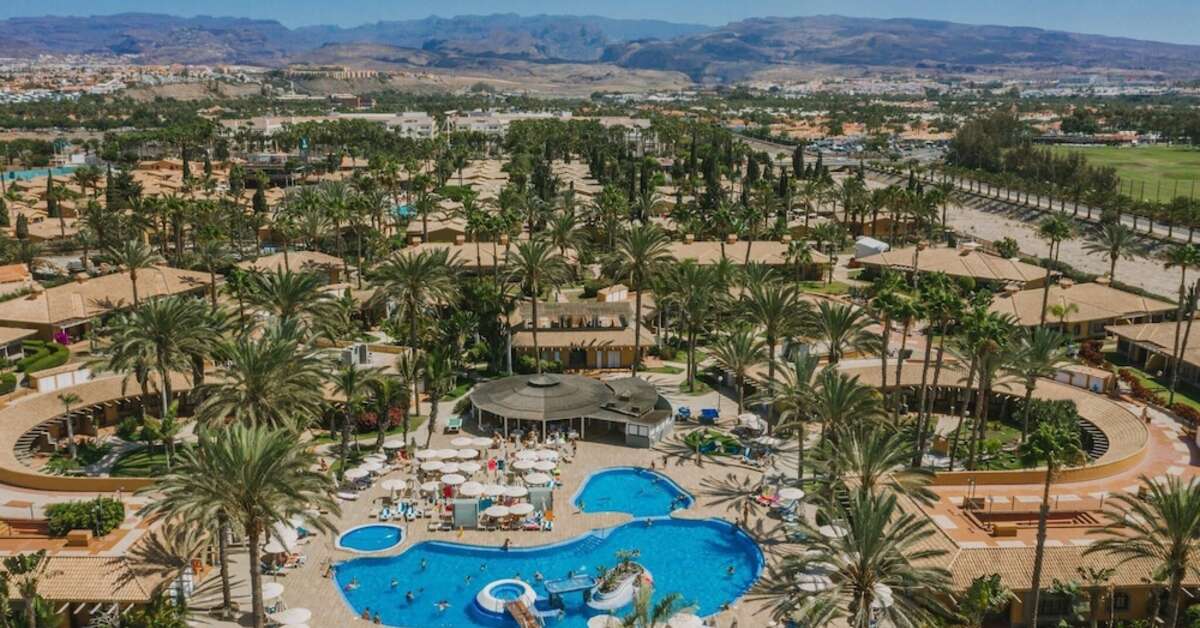 Een foto van het zwembad bij Suites & Villas by Dunas