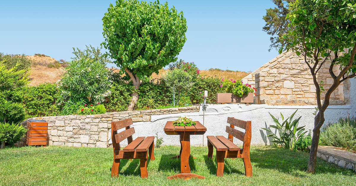 Een foto van het terras bij Alianthos Beach Hotel