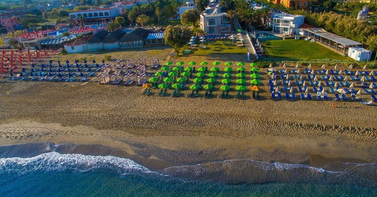 Een foto van het strand bij Cretan Beach Resort