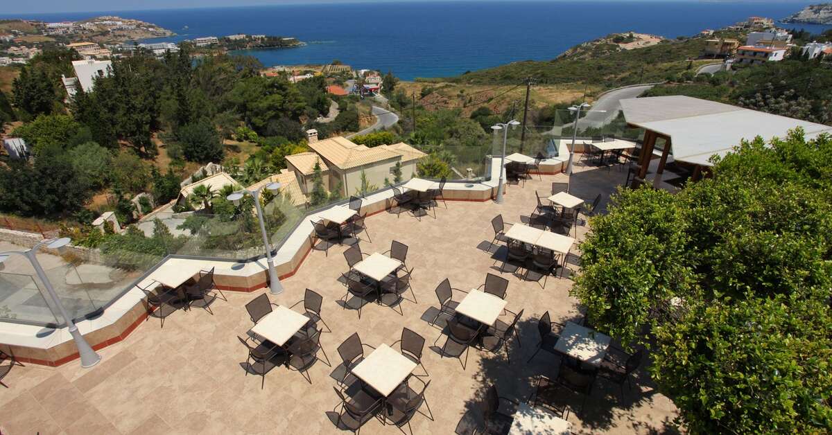 Een foto van het terras bij Panorama Village & Hotel