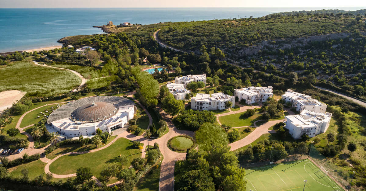 Een foto van de buitenkant van Valtur Baia del Gusmay Beach Resort