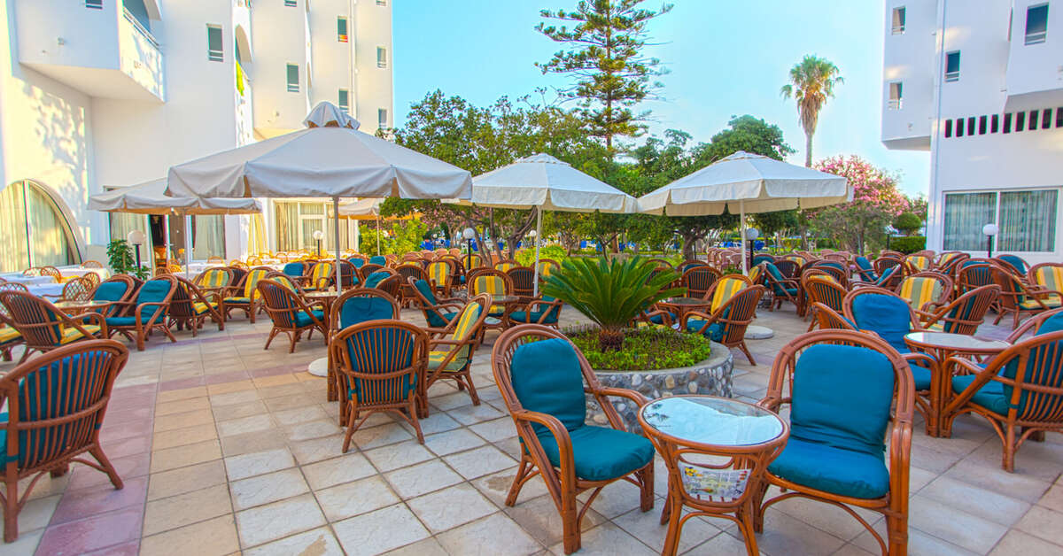 Een foto van het terras bij Hotel Continental Palace