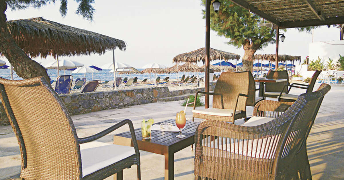 Een foto van het terras bij Happy Days Hotel