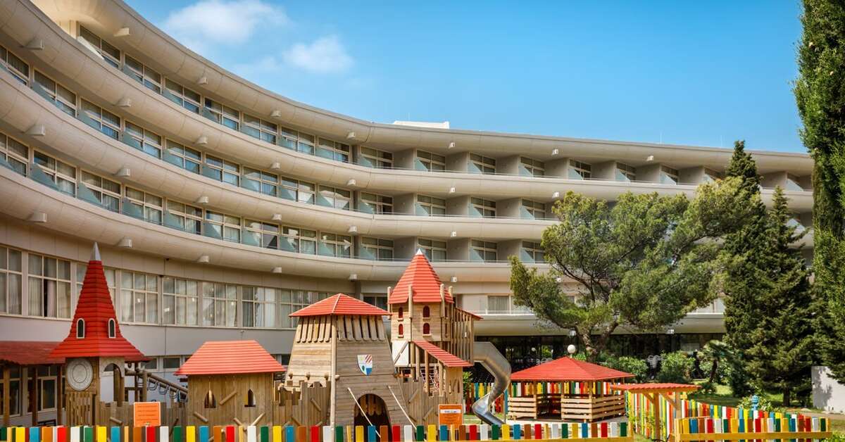 Een foto van de buitenkant van Remisens Hotel Albatros