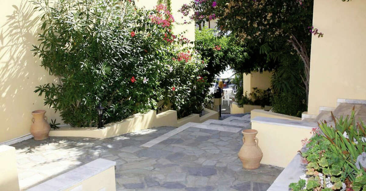 Een foto van het terras bij Alexander House Hotel