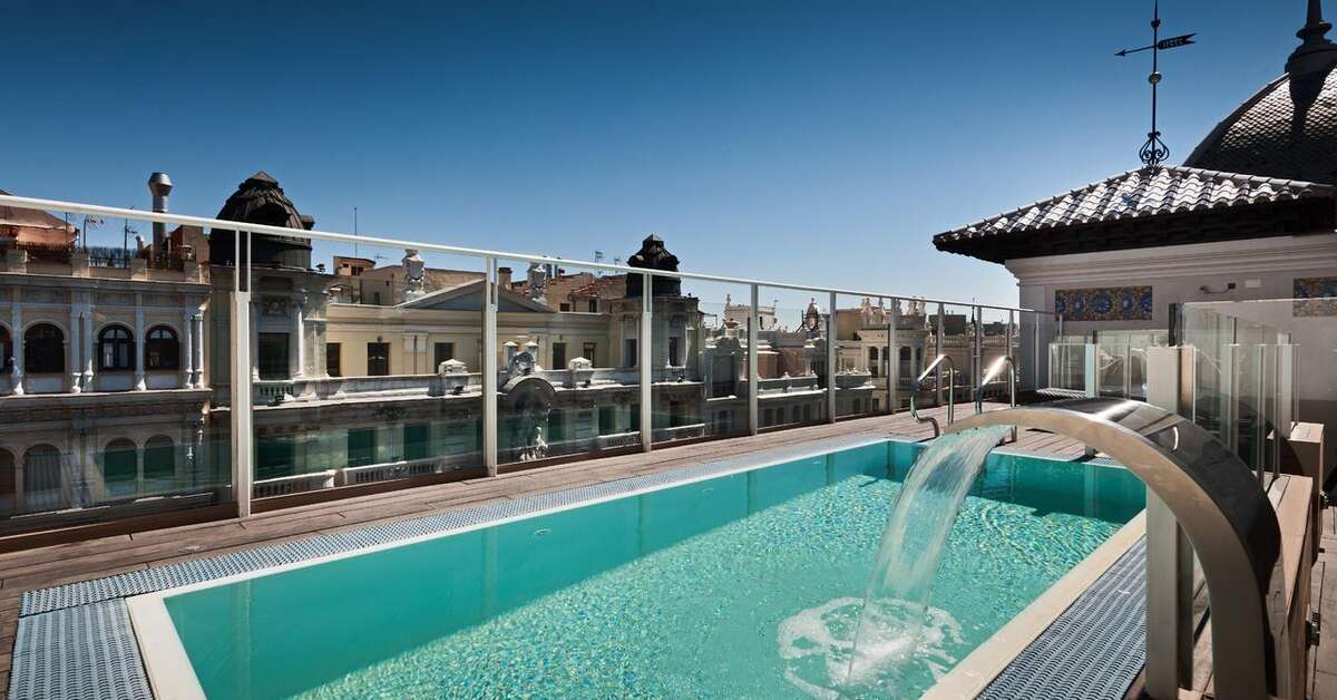 Ein Foto vom Pool im Catalonia Gran Via