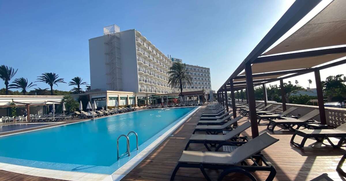Een foto van het zwembad bij Alua Illa De Menorca