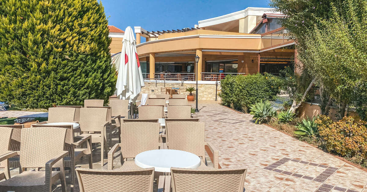Een foto van het terras bij Chrispy Waterpark Resort