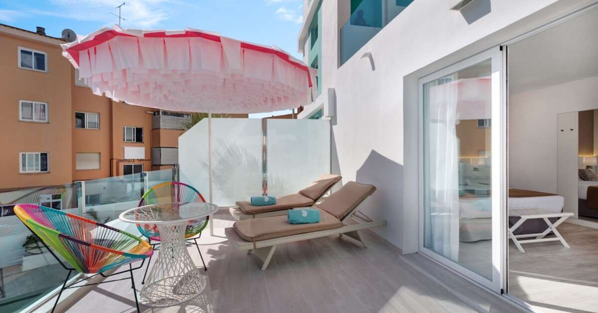 Een foto van het terras bij Plaza Santa Ponsa Boutique Hotel