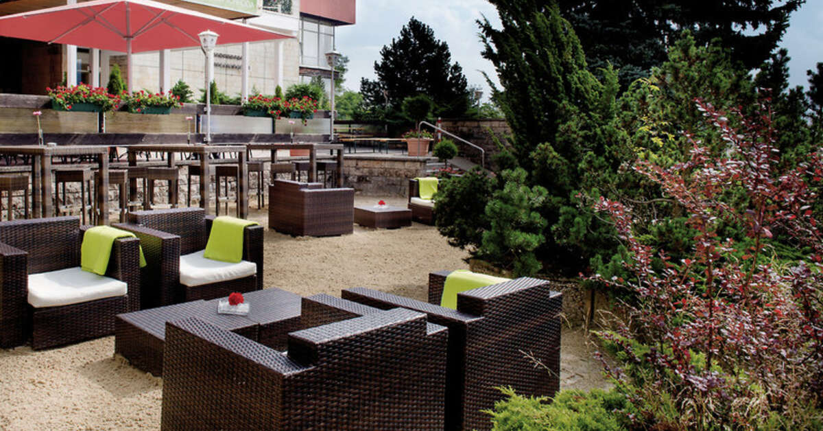 Een foto van het terras bij Ahorn Berghotel Friedrichroda