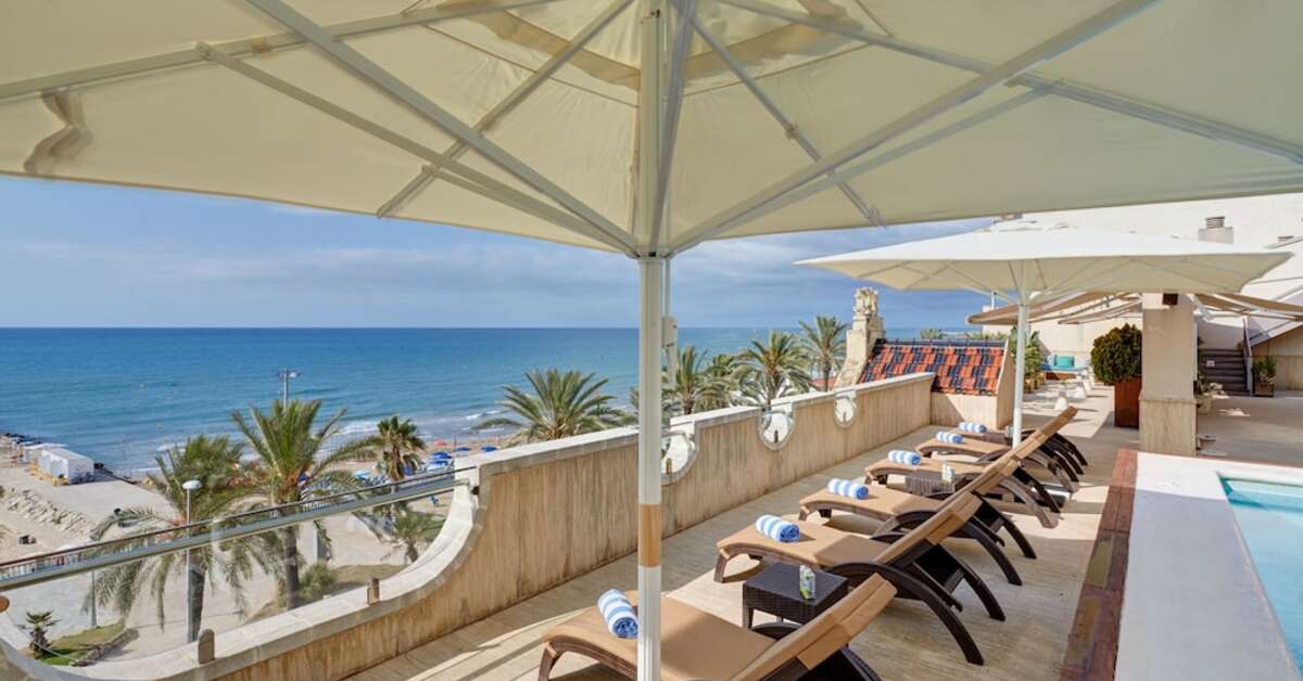 Een foto van het terras bij Sercotel Kalma Sitges
