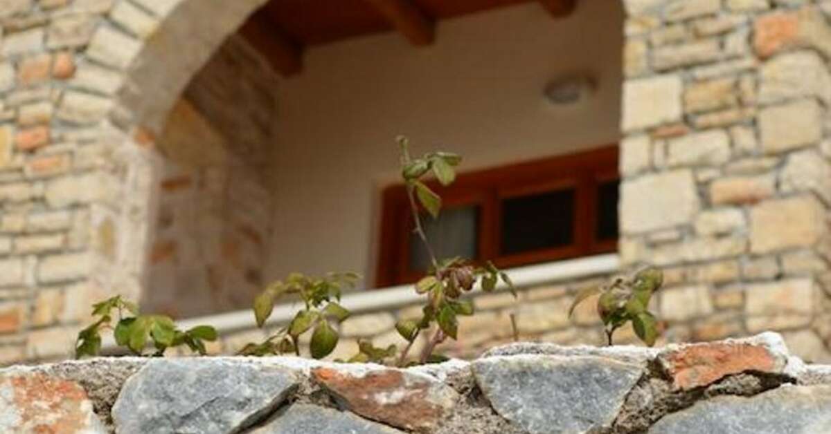 Een foto van de buitenkant van Stefanos Village Hotel