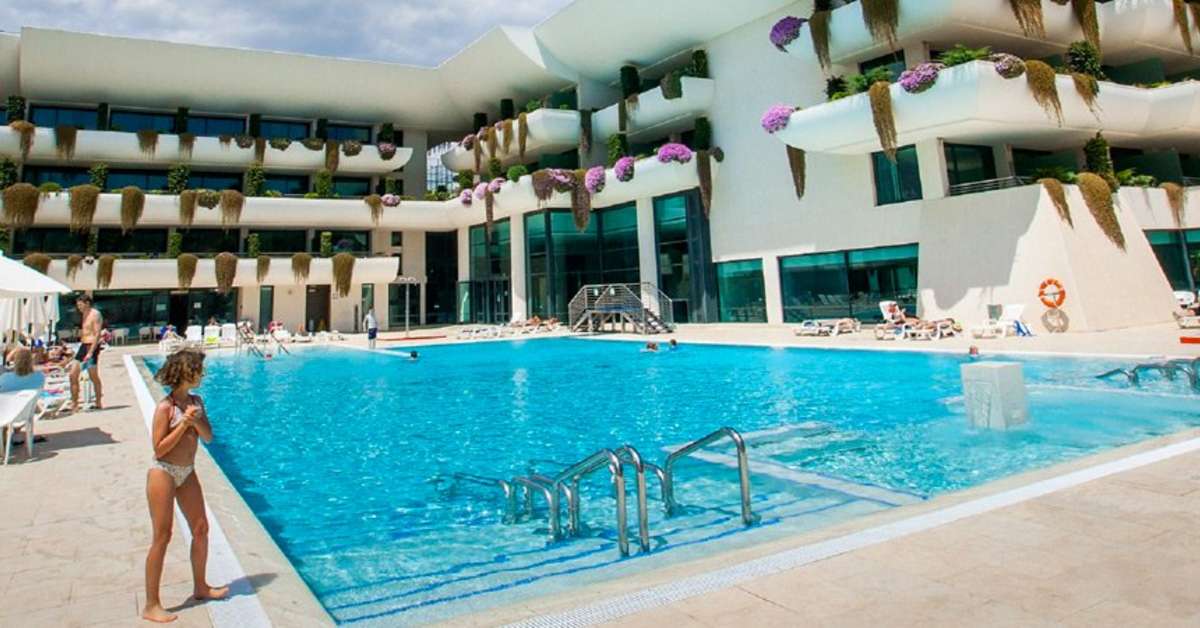 Een foto van het zwembad bij Hotel Deloix Aqua Center