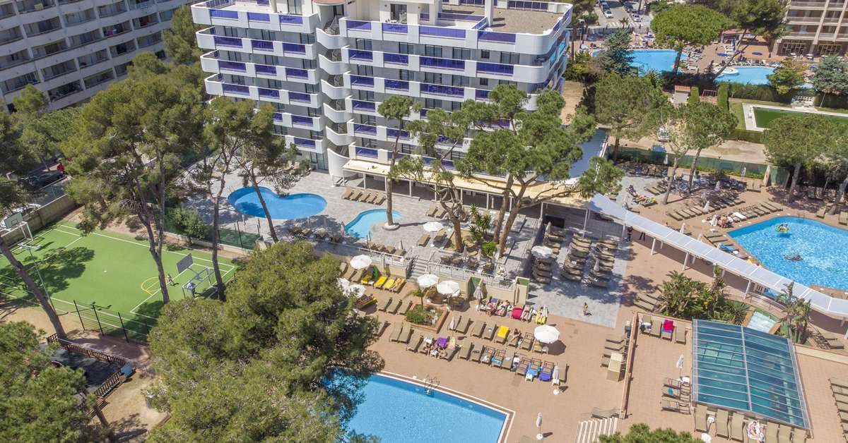 Een foto van het zwembad bij Golden Port Salou & Spa