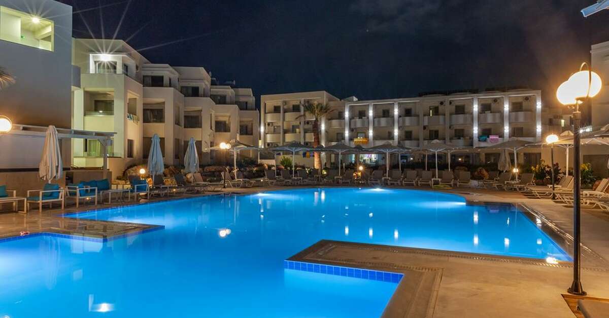 Een foto van het zwembad bij Harmony Rethymno Beach Hotel