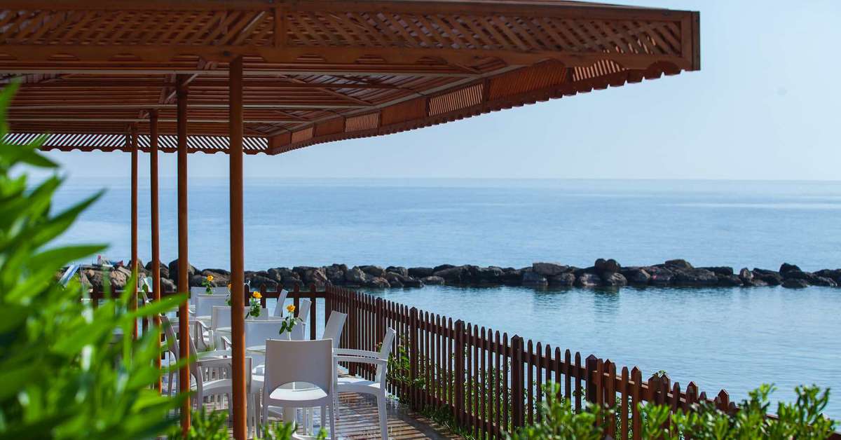 Een foto van het terras bij Cavo Maris Beach Hotel