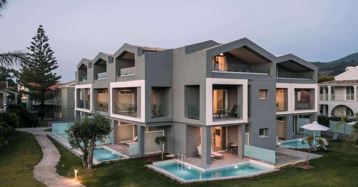 Ein Foto von der Außenansicht des Acharavi Beach Hotel