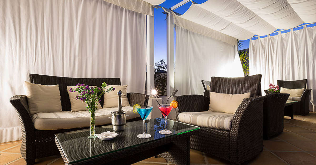 Een foto van het terras bij Hotel Royal Plaza