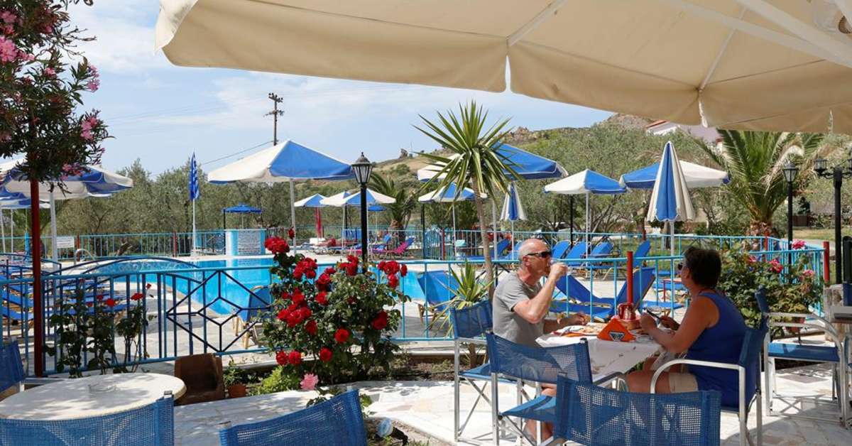 Een foto van het terras bij Harris Hotel