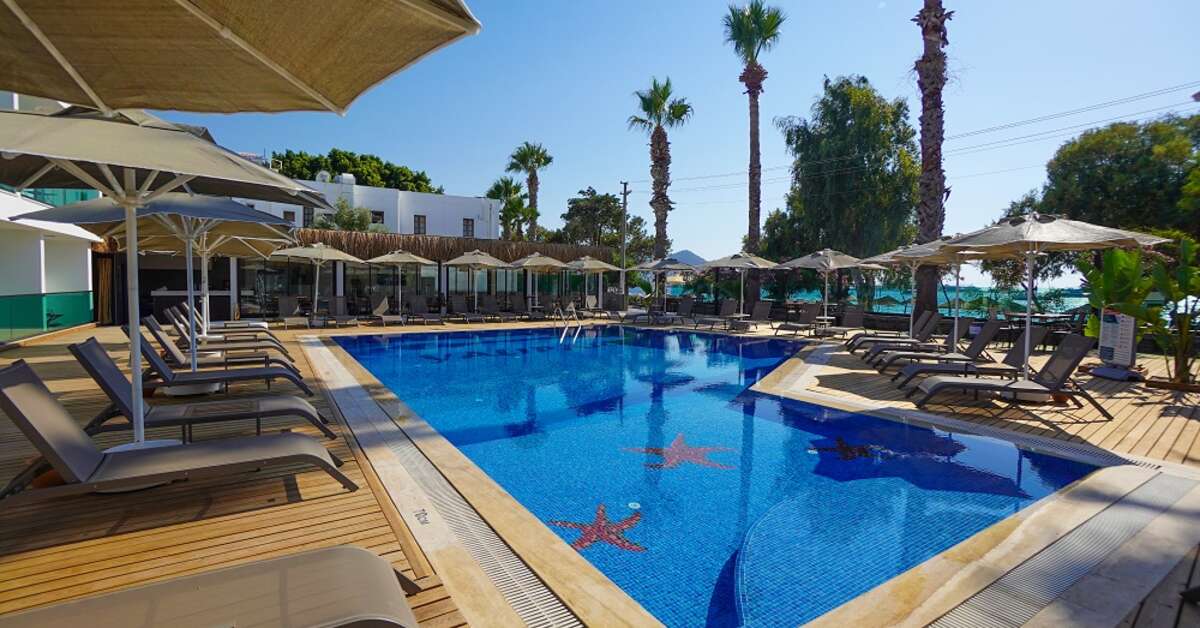 Een foto van het zwembad bij Yalipark Beach Hotel