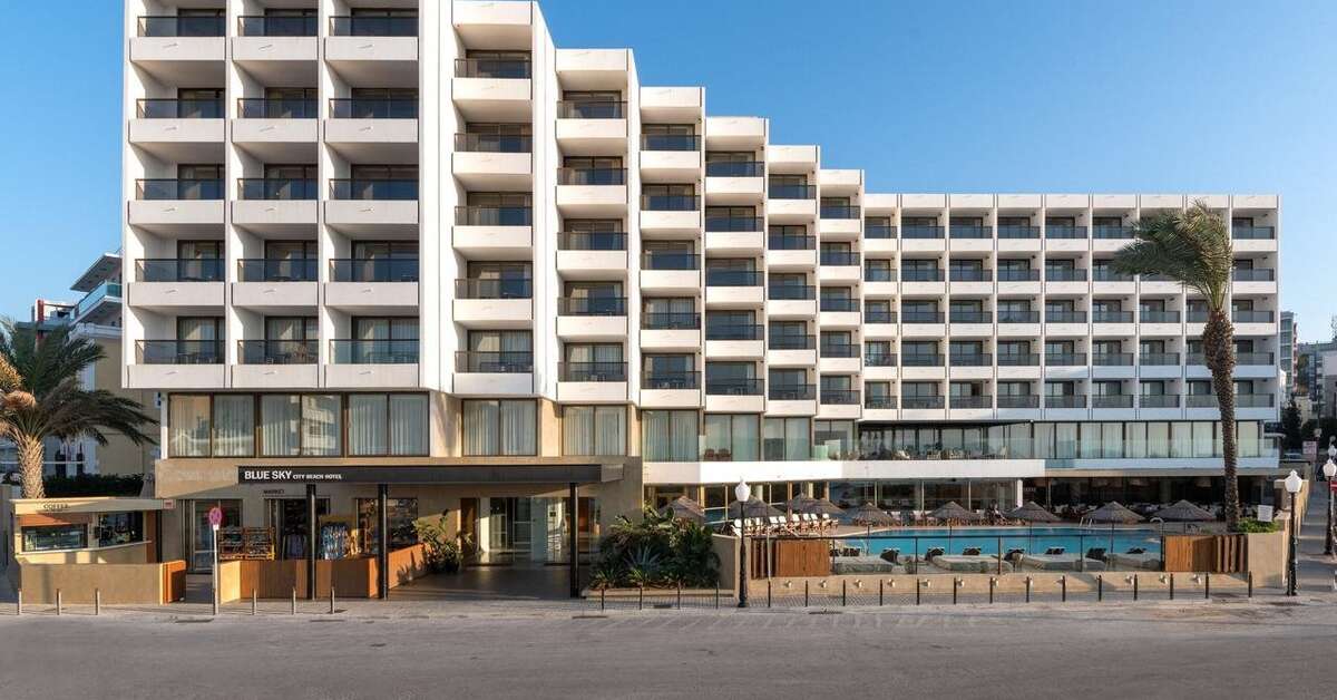 Een foto van de buitenkant van Blue Sky City Beach Hotel