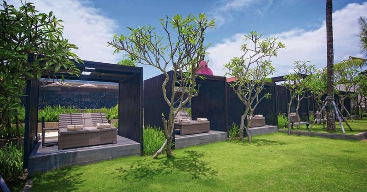Een foto van het terras bij InterContinental Bali Sanur Resort