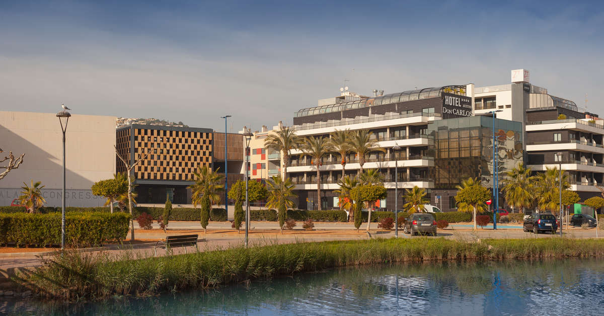 Een foto van de buitenkant van RH Don Carlos & Spa