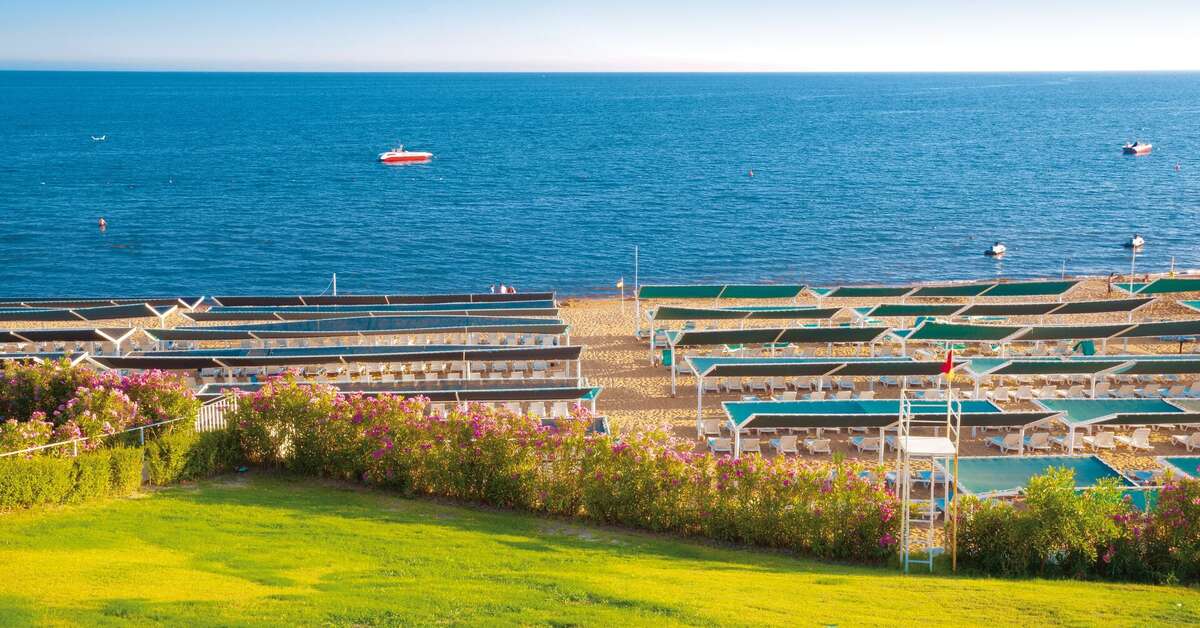 Ein Foto vom Strand beim Can Garden Resort