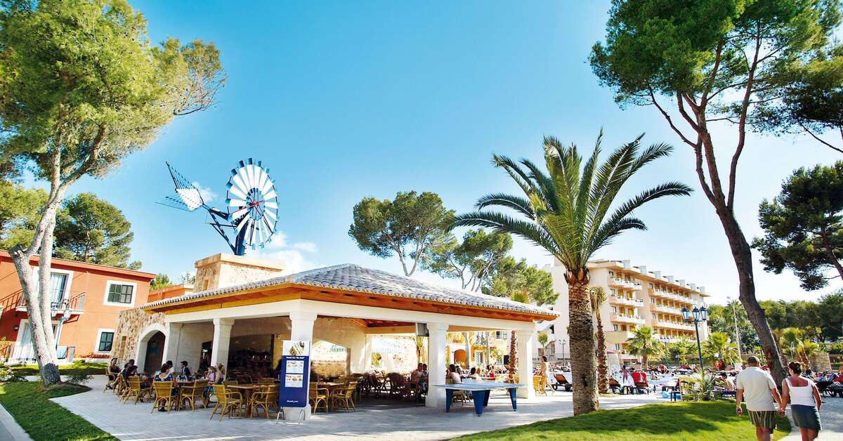 Een foto van het terras bij Occidental Playa de Palma